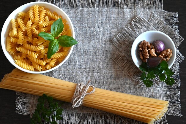 Esparguete tomate manjericão alho azeite e queijo parmesão