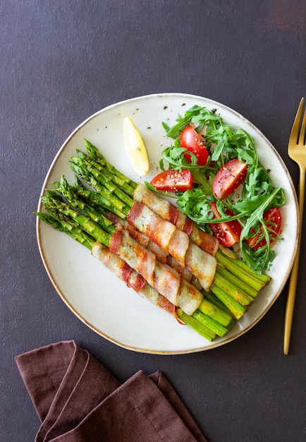 Espárragos al horno con bacon y ensalada de rúcula y tomate Alimentación saludable Dieta