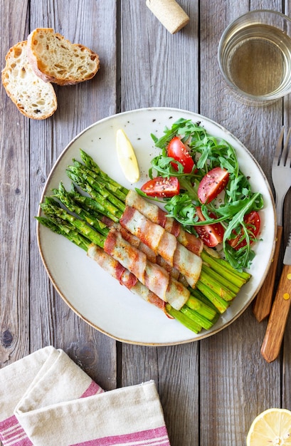 Espárragos al horno con bacon y ensalada de rúcula y tomate Alimentación saludable Dieta