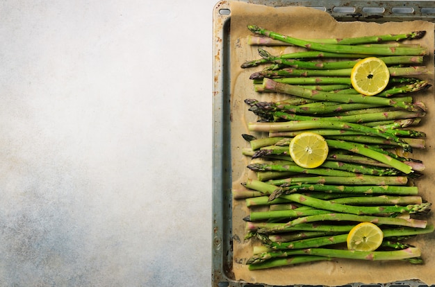 Espárragos al horno con limón. Concepto de alimentación cruda, vegana, vegetariana y limpia.