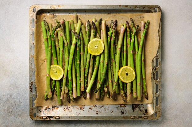 Espárragos al horno con limón. Concepto de alimentación cruda, vegana, vegetariana y limpia.