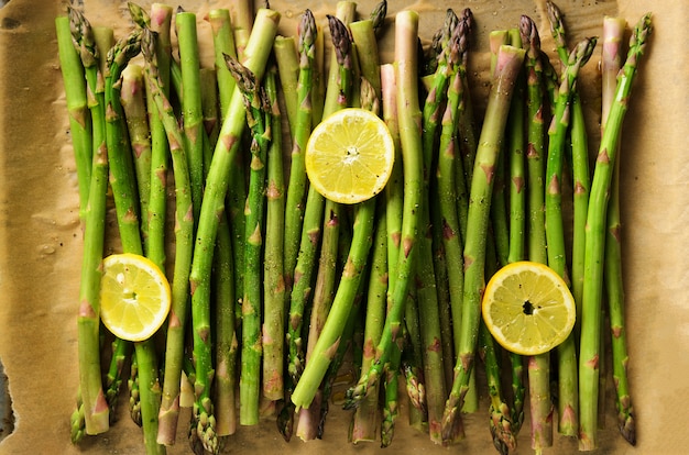 Espárragos al horno con limón. Concepto de alimentación cruda, vegana, vegetariana y limpia.