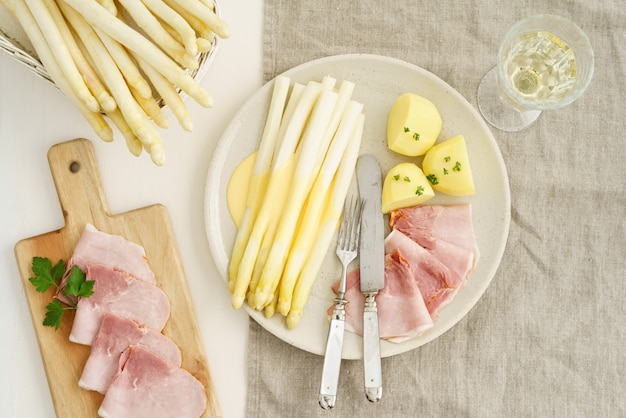 Espárragos blancos con papas y jamón cocido