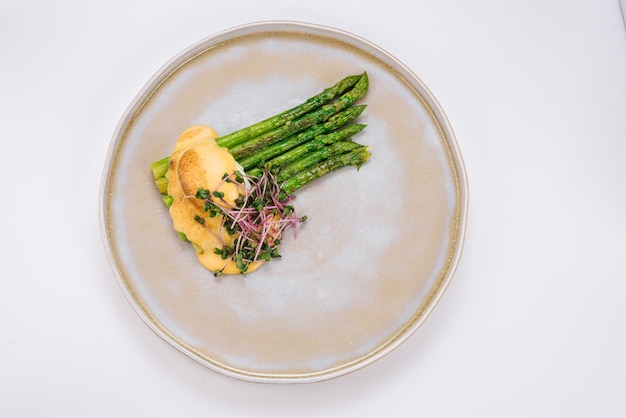 Espárragos cocidos con huevo escalfado y microgreen Menú Dieta