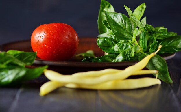 Espárragos crudos y otras verduras de primavera que se cocinan en la cocina