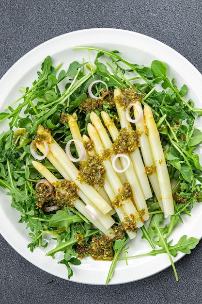 espárragos ensalada de judías blancas rúcula lechuga de hoja verde comida saludable bocadillos en la mesa