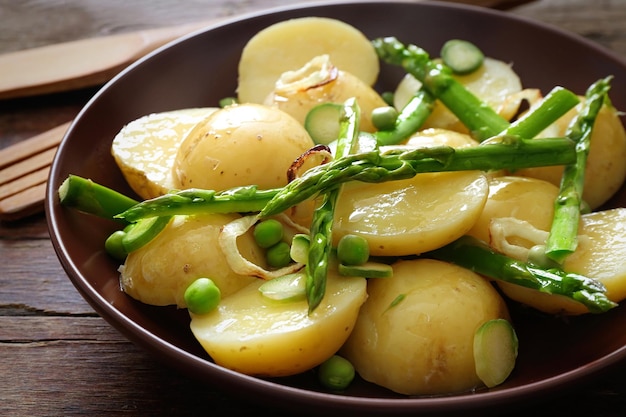 Espárragos frescos con patatas en plato