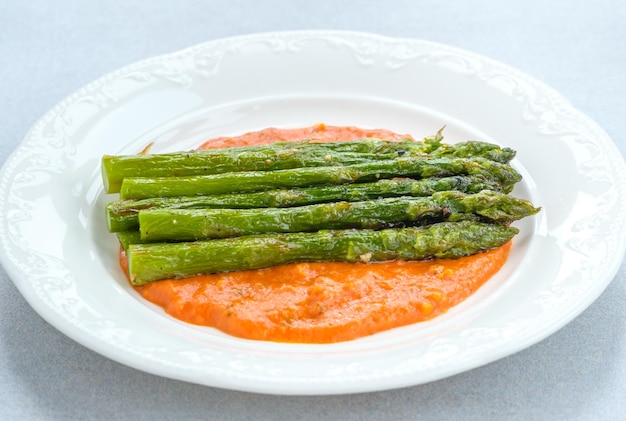 Espárragos fritos con salsa romesco