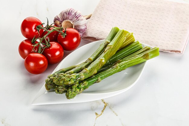 Foto espárragos hervidos en el plato