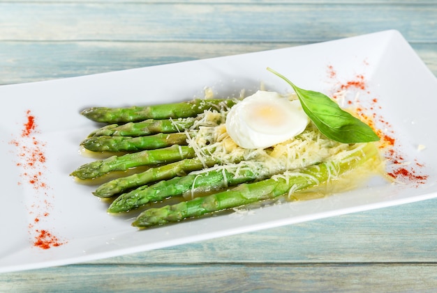 Foto espárragos con huevo escalfado y queso parmesano