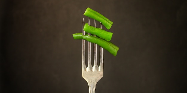 Foto espárragos, vaina verde en un tenedor (vegetales listos para comer)