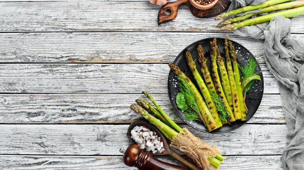 Espárragos verdes a la parrilla con especias Comida saludable Vista superior Espacio libre para su texto