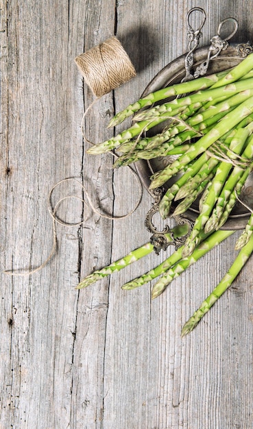 Espárragos verdes Vegetales frescos de primavera