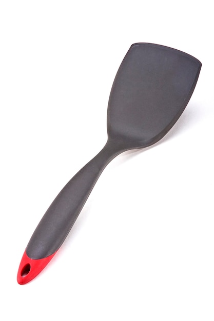 espátula de cocina de plástico rojo y gris oscuro aislada sobre fondo blanco utensilios de cocina estilo de vida