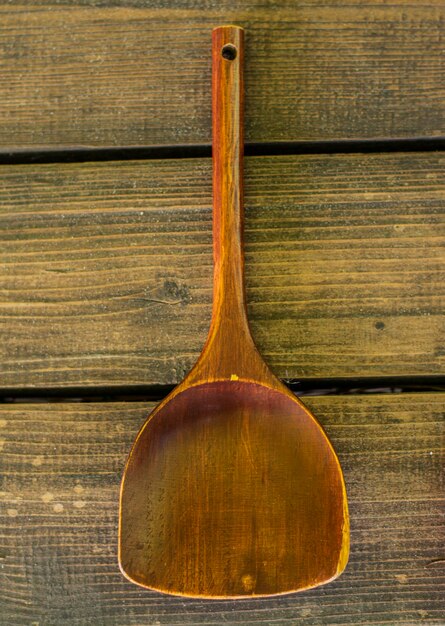 Espátula de madera en el fondo de la mesa de madera