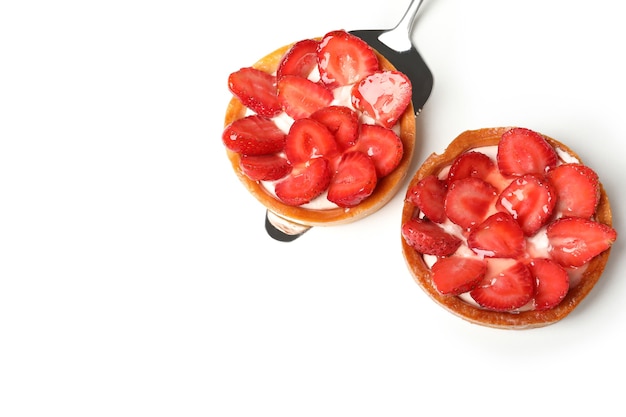 Espátula de pastel con tartas de fresa aislado sobre fondo blanco.