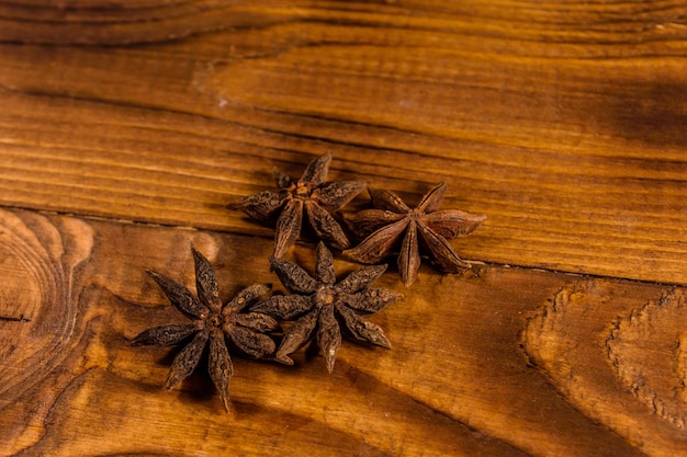 Especia de anís estrellado en mesa de madera rústica