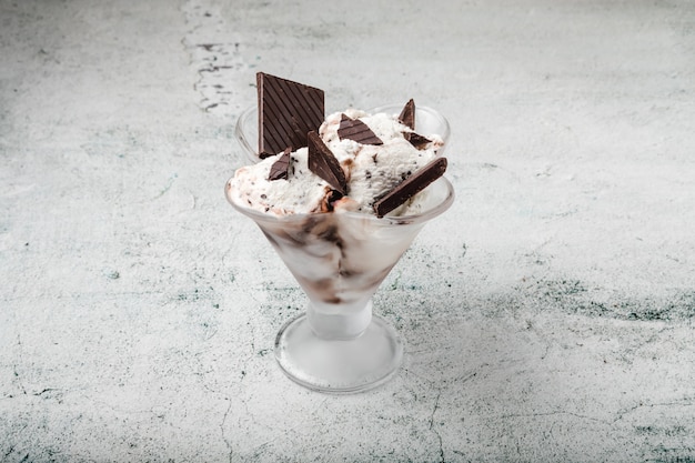 Especialidad de helado italiano de stracciatella con hojuelas de chocolate negro en un cremoso helado de vainilla. Vista superior. Especialidad en hielo de stracciatella italiana