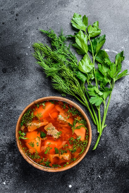 Especialidad rusa Borsch sopa con remolachas y crema agria.