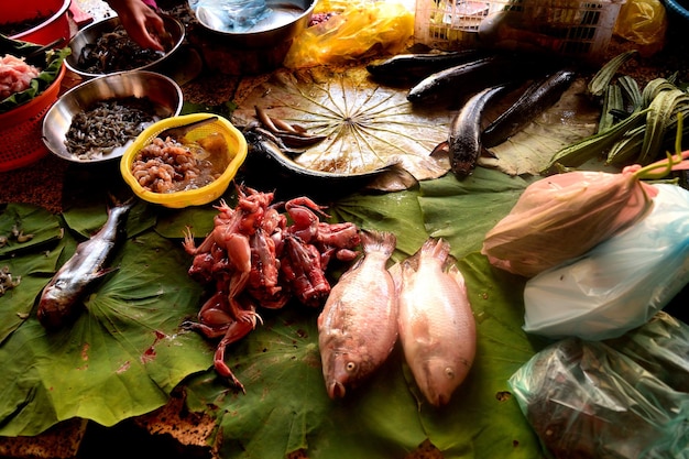 Foto especialidades de pescado de la cocina camboyana en un puesto de mercado en battambang