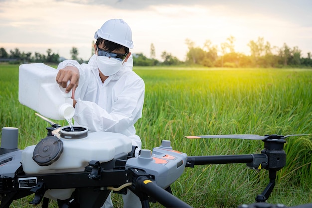 Especialista agrícola ou Famer estão enchendo fertilizantes químicos em drone agrícola Agricultura 5g Agricultura inteligente Conceito de tecnologia inteligente