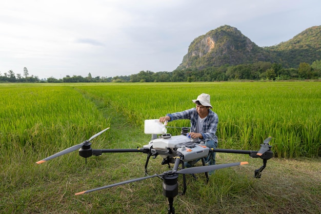 El especialista en agricultura o Famer está llenando fertilizantes químicos en drones agrícolas Agricultura 5g Agricultura inteligente Concepto de tecnología inteligentex9