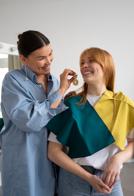 Foto especialista en colorimetría con cliente e intercambios de telas de colores