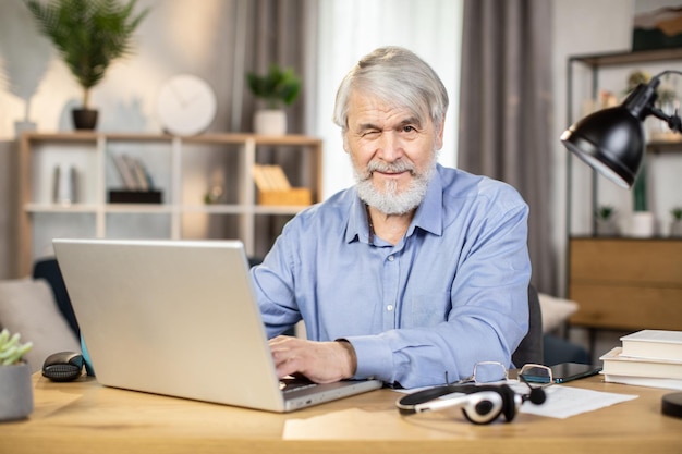 Especialista com laptop piscando o olho no local de trabalho distante