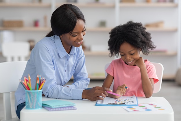 Especialista en desarrollo infantil trabajando con niña