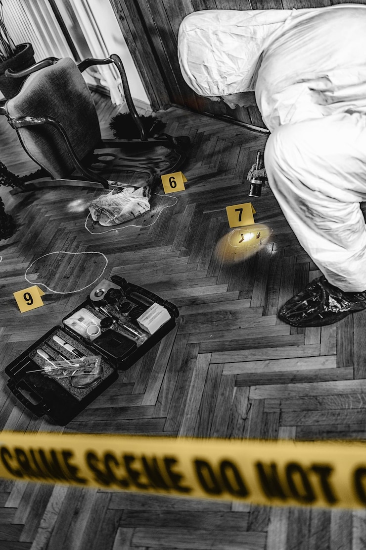 Foto especialista em ciência forense na investigação da cena do crime.