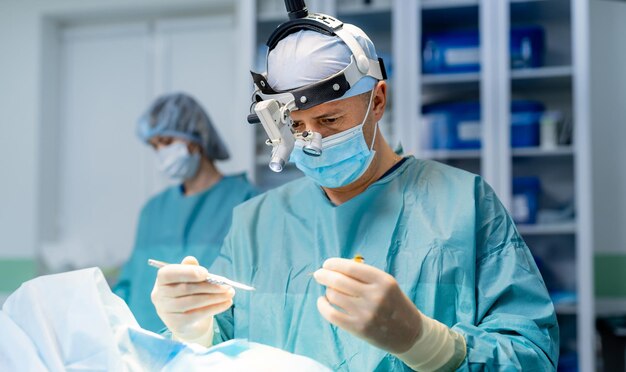 Especialista em cirurgia com uniforme estéril e máscara Médico profissional sério
