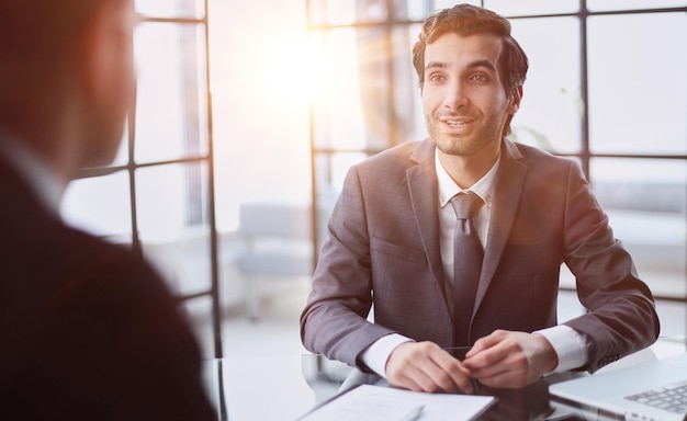 Especialista em consultoria de empresário milenar elegante e focado, ouvindo conselhos profissionais do mentor do colega chefe