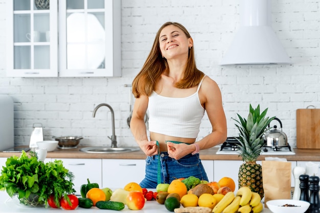 Especialista em dieta com legumes na cozinha Refeição vitamínica profissional nutricionista