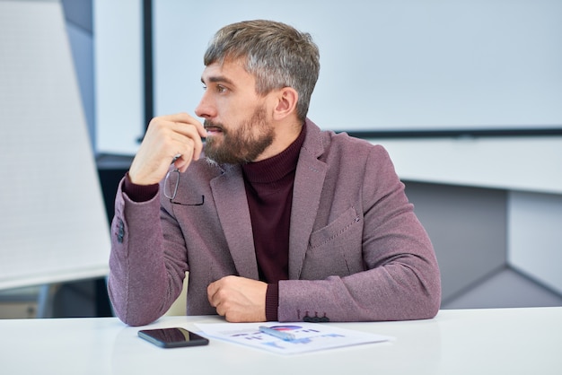 Especialista em negócios moderno ouvindo em reunião