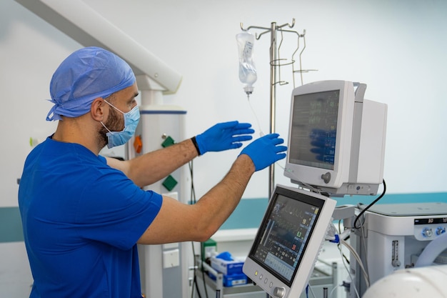 Foto especialista em neurocirurgia trabalhando em uniforme médico profissional de operação médica