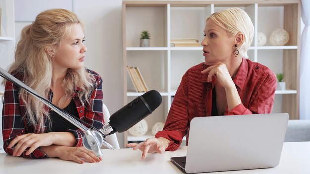 Especialista em streaming de podcast Entrevista mulheres falando