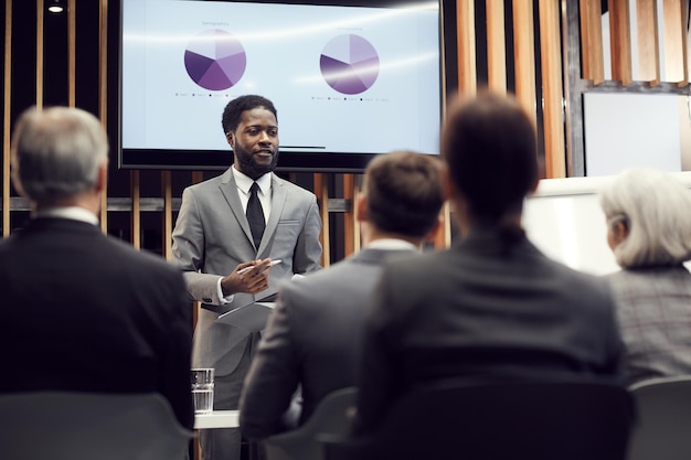 Especialista financeiro afro-americano dando discurso