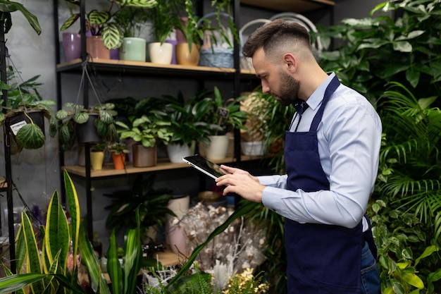 Un especialista en floristería emite un pedido en línea para la entrega