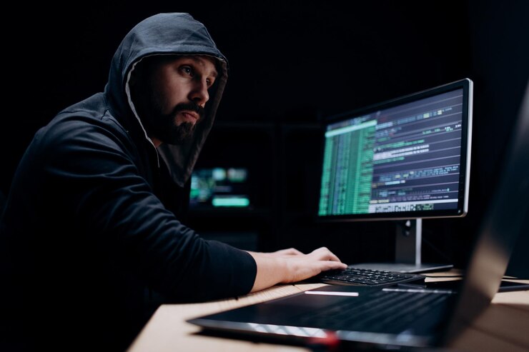 Especialista en informática haciendo ciberataque