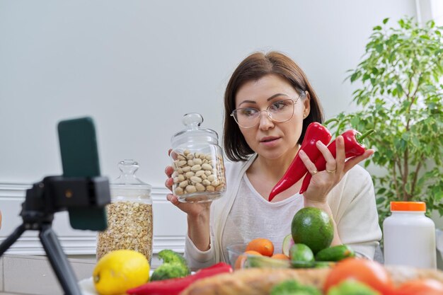 Especialista líder no blog de stream sobre alimentação saudável usando smartphone