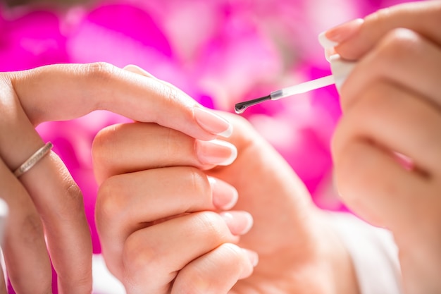 Especialista en manicura para pintar uñas de gel para mujer. Arte - Manicura francesa.