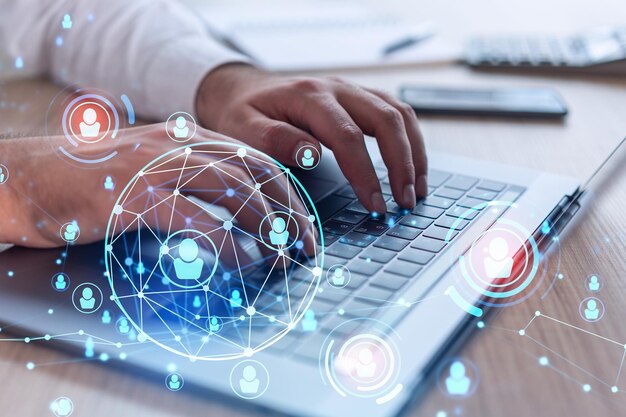 El especialista en manos de recursos humanos está escribiendo el teclado en Internet para encontrar los mejores candidatos para crear una red internacional en el proceso de contratación Ropa formal Iconos de hologramas de redes sociales