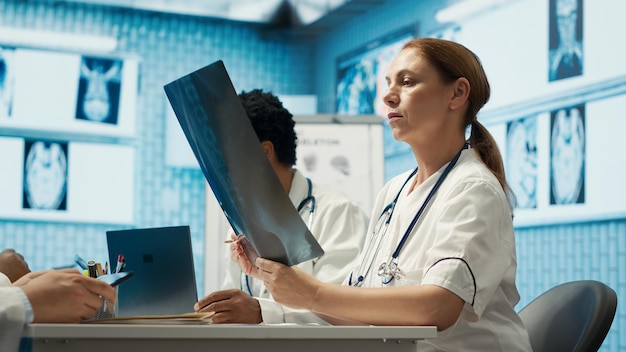 Especialista médico numa clínica privada a analisar resultados de exames e radiografias