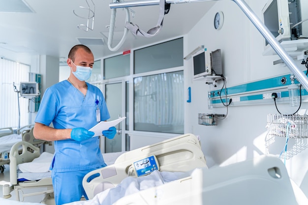 Especialista médico en uniforme trabajando en urgencias. Tratamiento de salud moderno en el hospital.