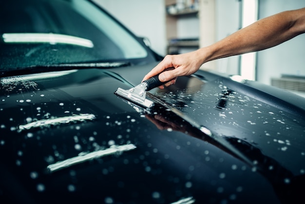 Especialista prepara el coche para protegerlo contra virutas