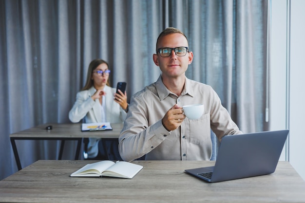 Especialista profissional que trabalha com informações para relatórios de investimento de dinheiro corporativo de negócios café no horário de trabalho em computadores laptop presença de marketing