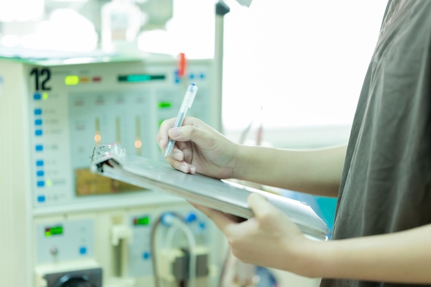 Foto el especialista está revisando el equipo de terapia de reemplazo renal continuo y la bomba de inyección y la máquina de hemodiálisis.