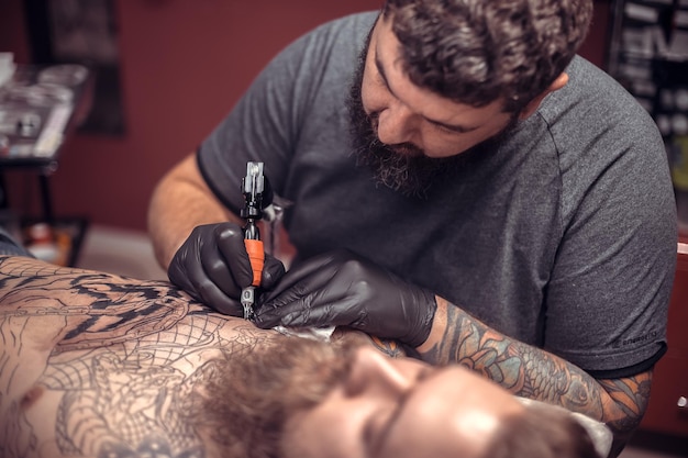 Especialista en tatuajes forma un estudio de tatuajes