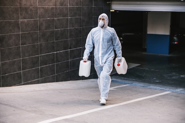 Especialista en trajes de materiales peligrosos que se preparan para limpiar y desinfectar la epidemia de células covid-19, riesgo para la salud de una pandemia mundial.