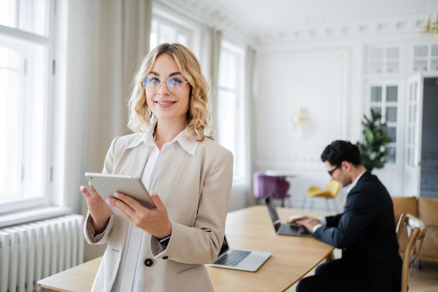 Especialistas em finanças um homem e uma mulher trabalham juntos no escritório em um projeto Use laptops